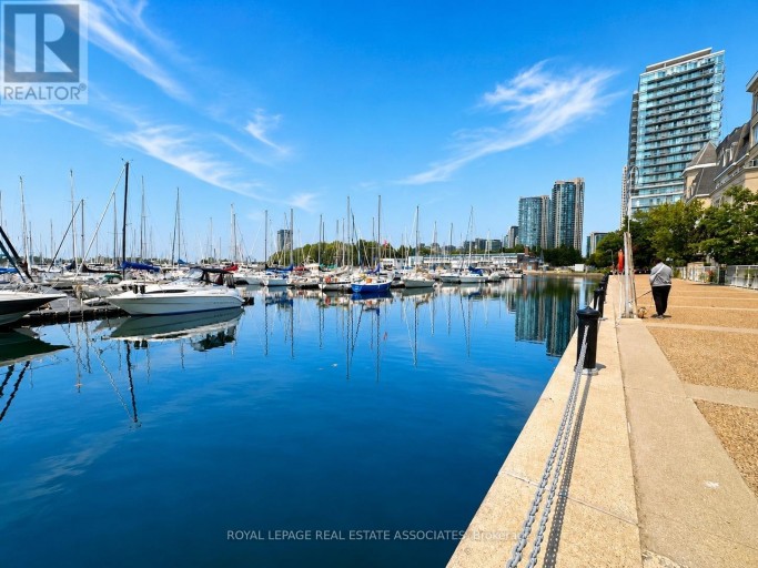 1002 - 90 STADIUM ROAD, Toronto (Niagara), Ontario, M5V3W5