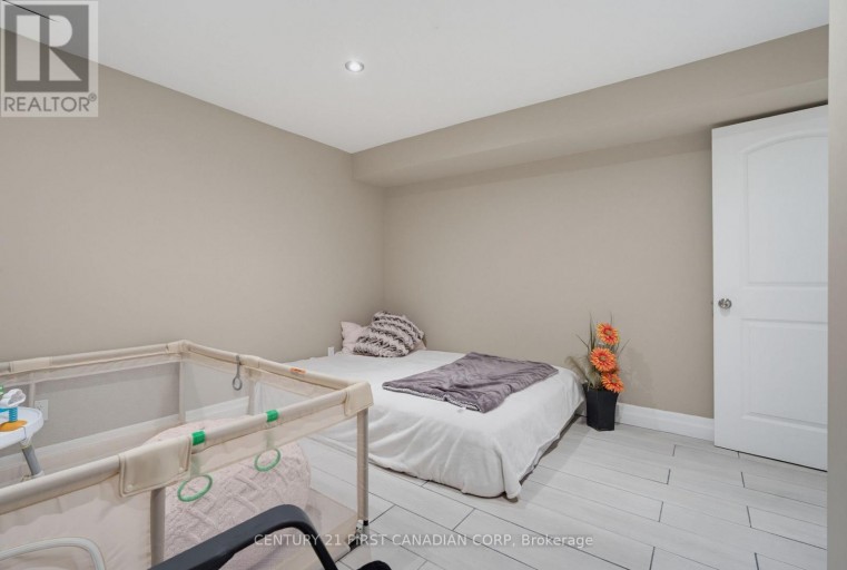 34 - 777 APRICOT DRIVE, London South (South K), Ontario, N6K5B3