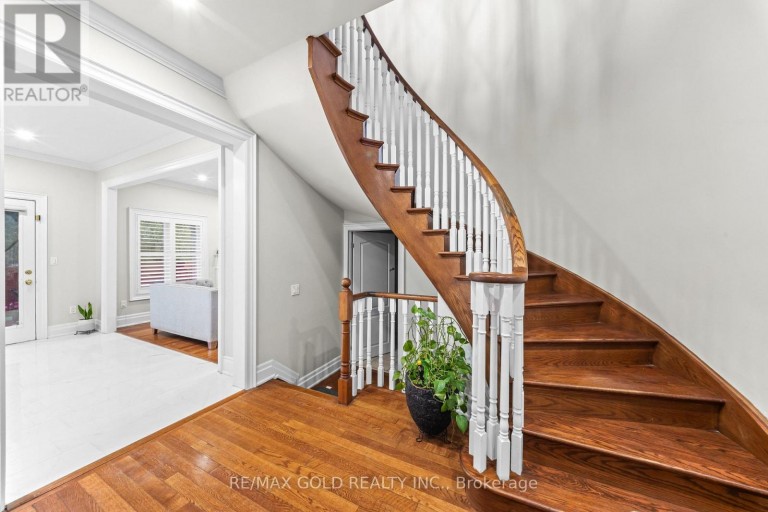 16 REGIS CIRCLE, Brampton (Vales of Castlemore North), Ontario, L6P1Y8