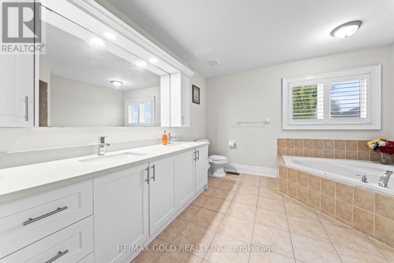 16 REGIS CIRCLE, Brampton (Vales of Castlemore North), Ontario, L6P1Y8