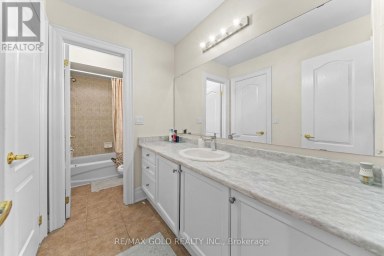 16 REGIS CIRCLE Brampton (Vales of Castlemore North) Ontario photo 19