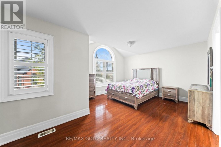16 REGIS CIRCLE, Brampton (Vales of Castlemore North), Ontario, L6P1Y8