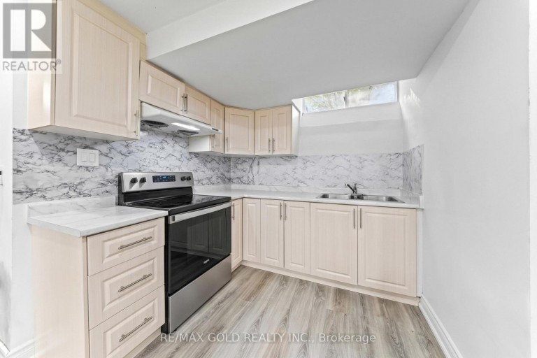 16 REGIS CIRCLE, Brampton (Vales of Castlemore North), Ontario, L6P1Y8