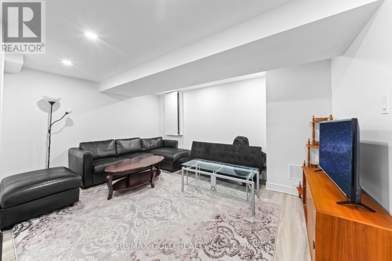 16 REGIS CIRCLE, Brampton (Vales of Castlemore North), Ontario, L6P1Y8