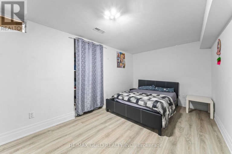 16 REGIS CIRCLE, Brampton (Vales of Castlemore North), Ontario, L6P1Y8