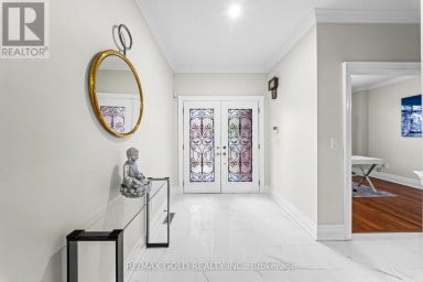 16 REGIS CIRCLE Brampton (Vales of Castlemore North) Ontario photo 3