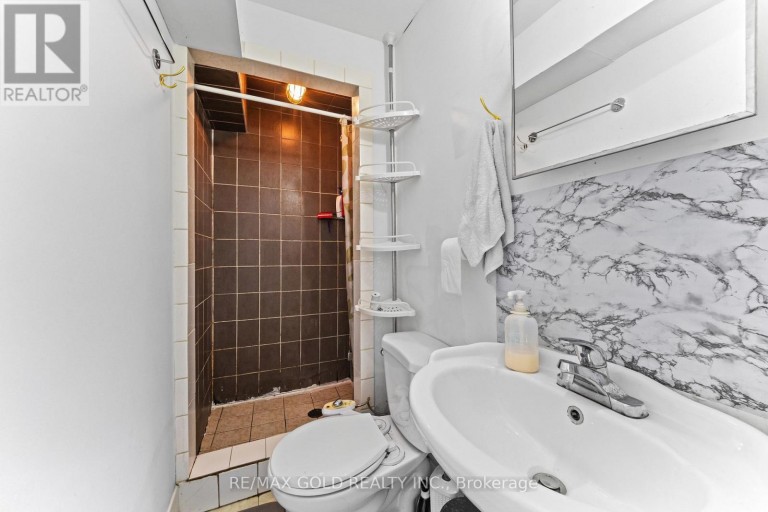 16 REGIS CIRCLE, Brampton (Vales of Castlemore North), Ontario, L6P1Y8