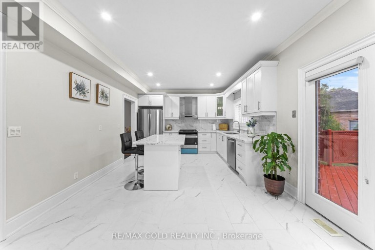16 REGIS CIRCLE, Brampton (Vales of Castlemore North), Ontario, L6P1Y8