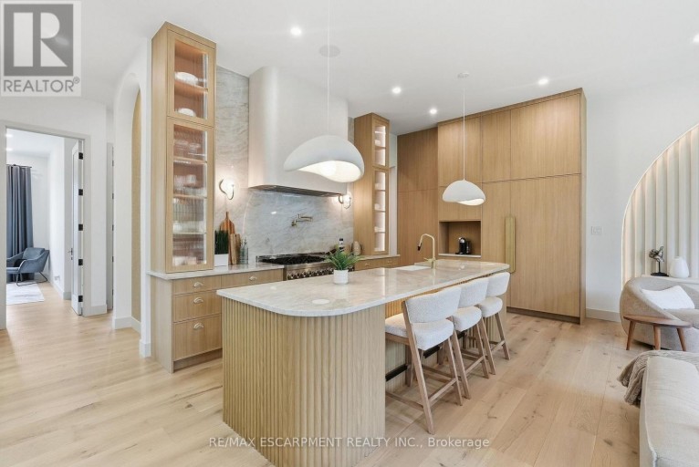 89 CUMBERLAND DRIVE, Mississauga (Port Credit), Ontario, L5G3N2