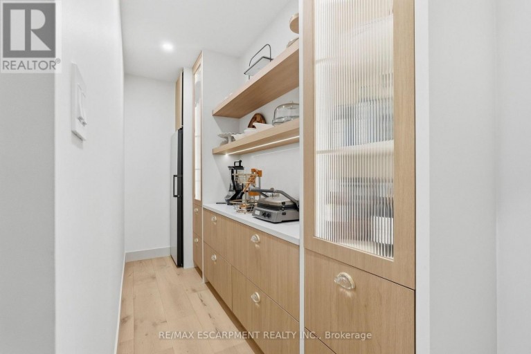 89 CUMBERLAND DRIVE, Mississauga (Port Credit), Ontario, L5G3N2