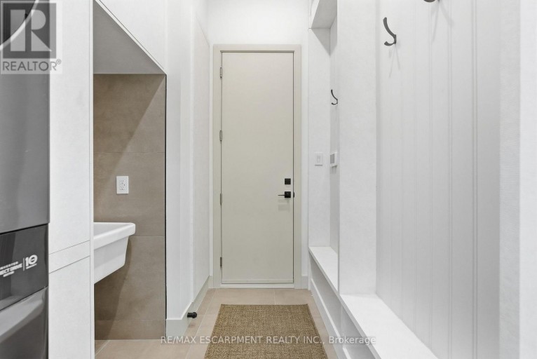 89 CUMBERLAND DRIVE, Mississauga (Port Credit), Ontario, L5G3N2