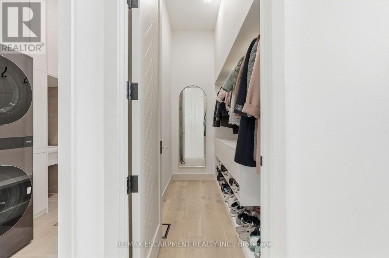 89 CUMBERLAND DRIVE, Mississauga (Port Credit), Ontario, L5G3N2