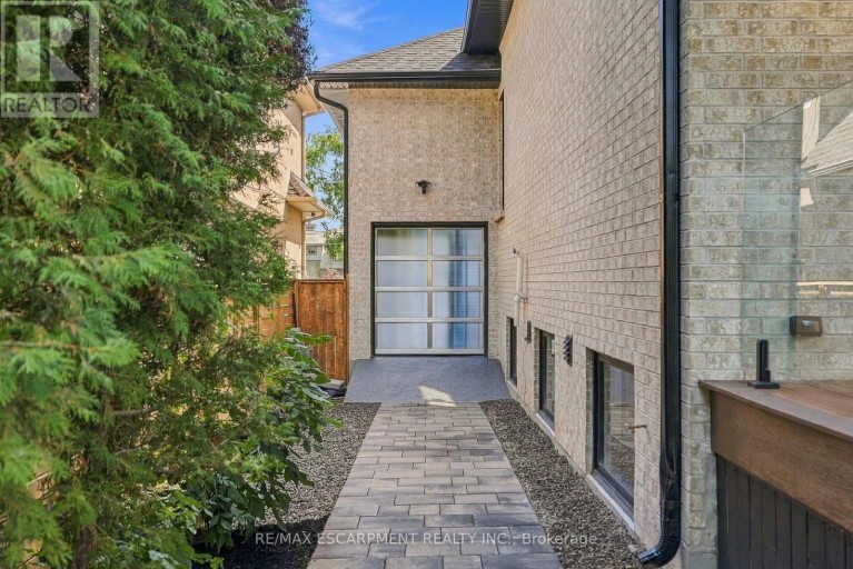 89 CUMBERLAND DRIVE, Mississauga (Port Credit), Ontario, L5G3N2