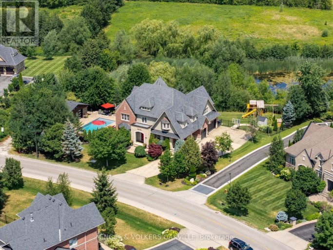 33 BARRACLOUGH BOULEVARD, Halton Hills (Glen Williams), Ontario, L7G0E8