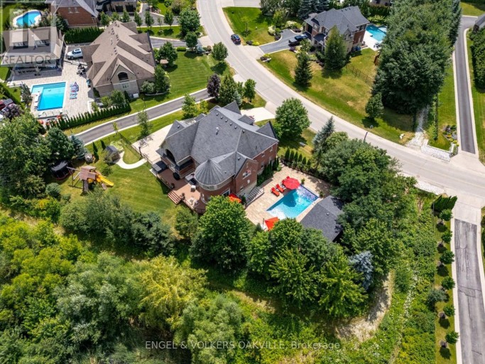 33 BARRACLOUGH BOULEVARD, Halton Hills (Glen Williams), Ontario, L7G0E8