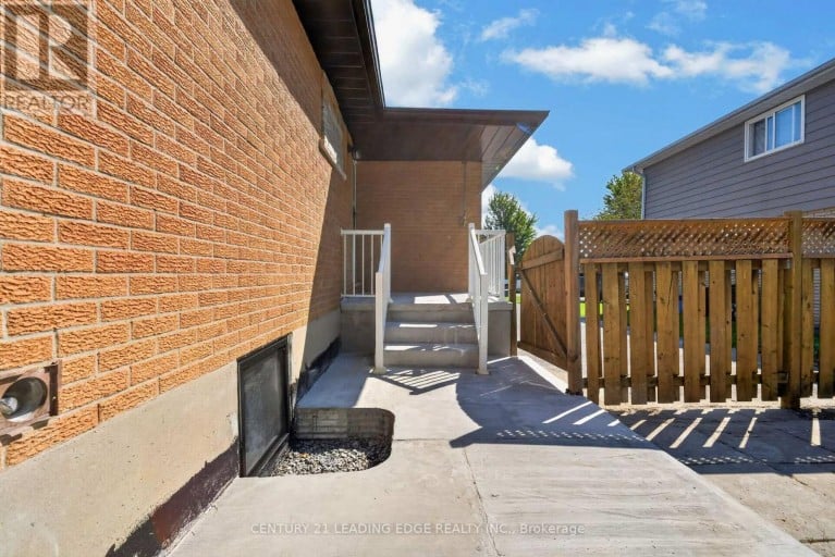 382 FAIRLAWN STREET, Oshawa (McLaughlin), Ontario, L1J4R3