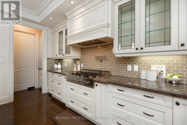 18 HILLCROFT DRIVE, Toronto (Islington-City Centre West), Ontario, M9B4X5
