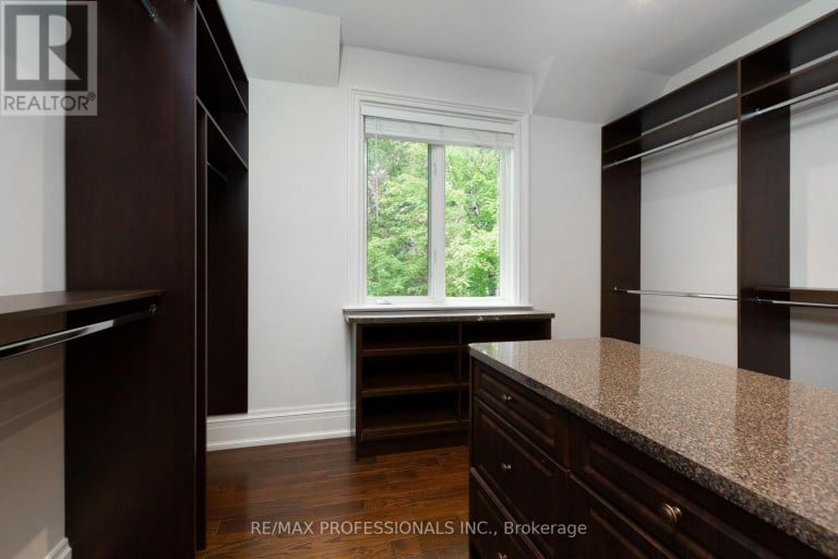 18 HILLCROFT DRIVE, Toronto (Islington-City Centre West), Ontario, M9B4X5
