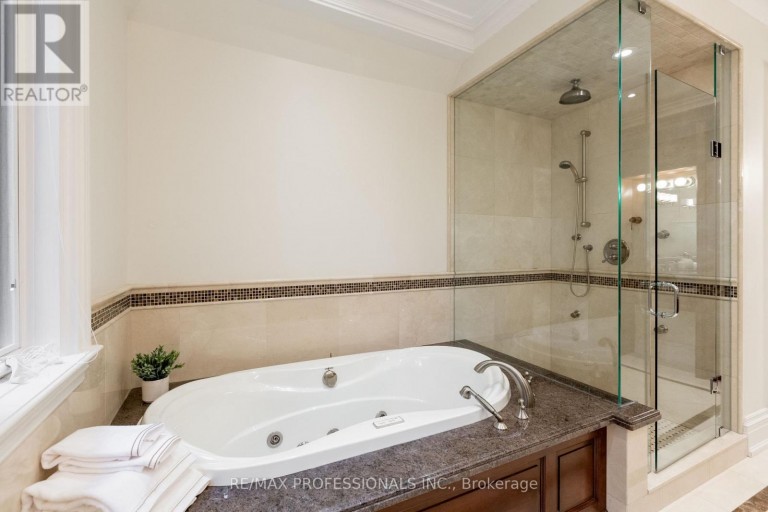 18 HILLCROFT DRIVE, Toronto (Islington-City Centre West), Ontario, M9B4X5