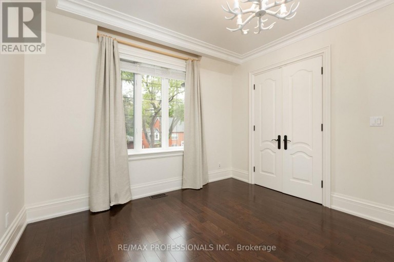 18 HILLCROFT DRIVE, Toronto (Islington-City Centre West), Ontario, M9B4X5