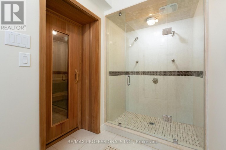 18 HILLCROFT DRIVE, Toronto (Islington-City Centre West), Ontario, M9B4X5