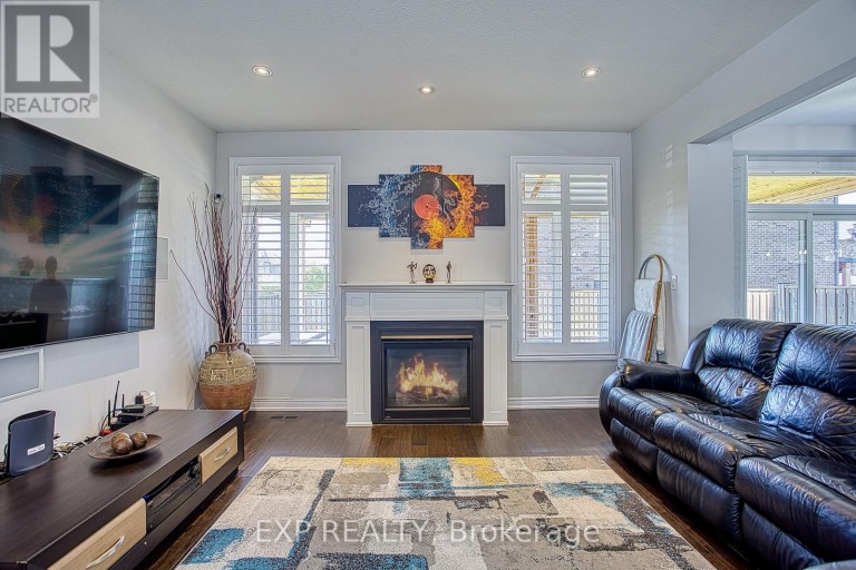 17 NARBONNE CRESCENT, Hamilton (Stoney Creek Mountain), Ontario, L8J0J7