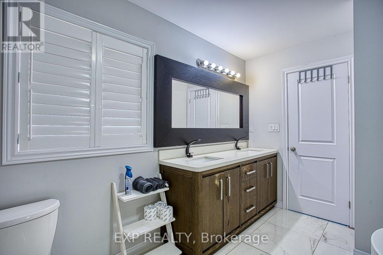 17 NARBONNE CRESCENT, Hamilton (Stoney Creek Mountain), Ontario, L8J0J7