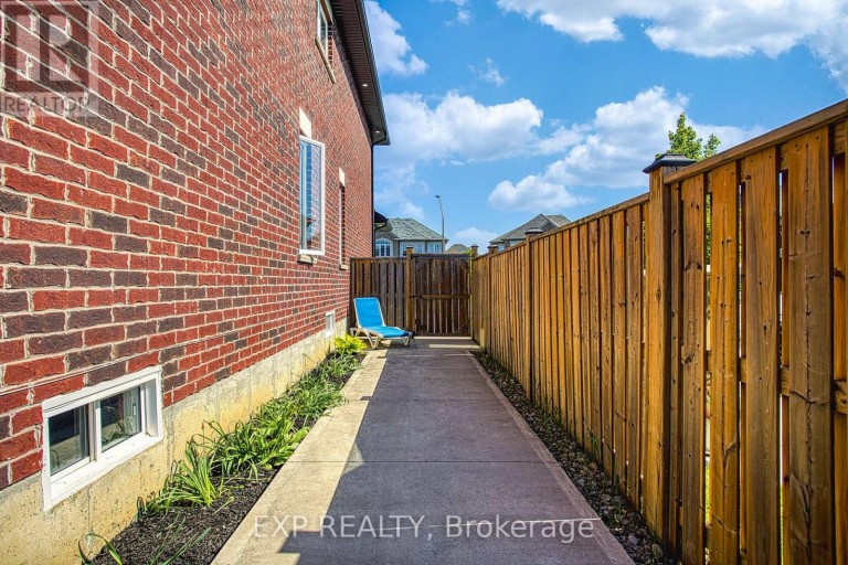 17 NARBONNE CRESCENT, Hamilton (Stoney Creek Mountain), Ontario, L8J0J7