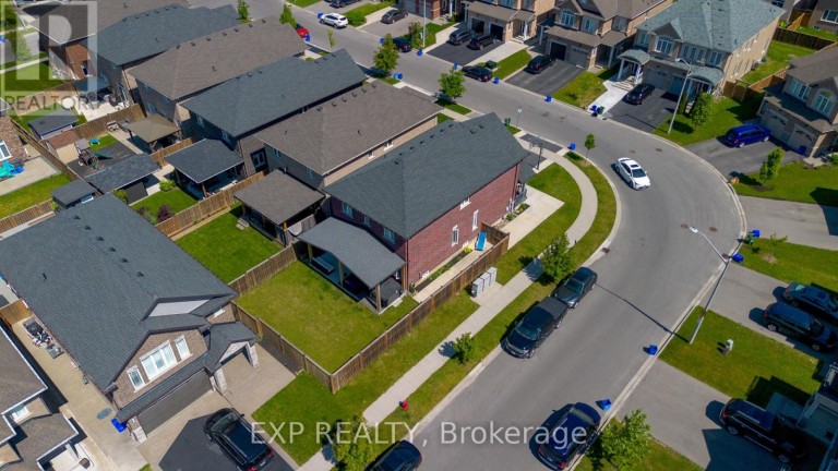 17 NARBONNE CRESCENT, Hamilton (Stoney Creek Mountain), Ontario, L8J0J7
