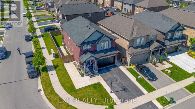 17 NARBONNE CRESCENT, Hamilton (Stoney Creek Mountain), Ontario, L8J0J7