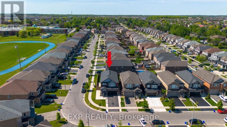17 NARBONNE CRESCENT, Hamilton (Stoney Creek Mountain), Ontario, L8J0J7