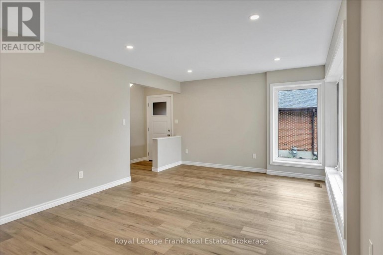 MAIN - 890 WELLER STREET, Peterborough (Monaghan Ward 2), Ontario, K9J4X8