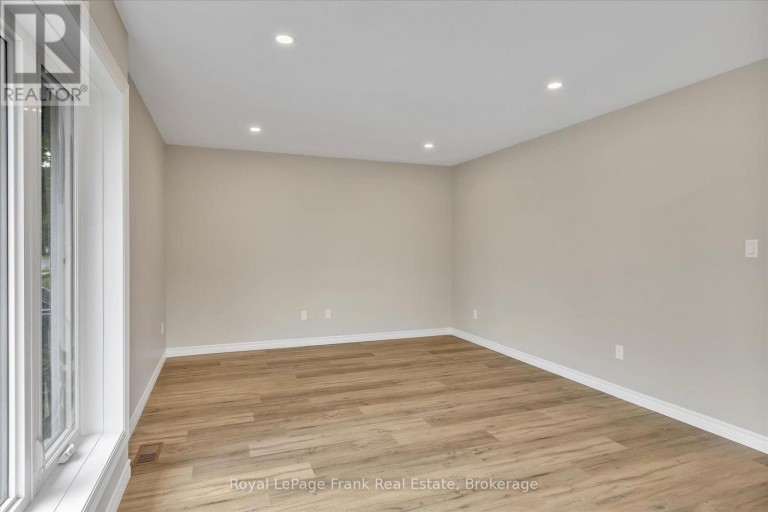 MAIN - 890 WELLER STREET, Peterborough (Monaghan Ward 2), Ontario, K9J4X8