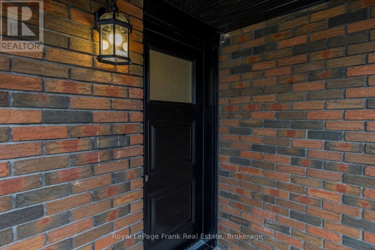 MAIN - 890 WELLER STREET, Peterborough (Monaghan Ward 2), Ontario, K9J4X8