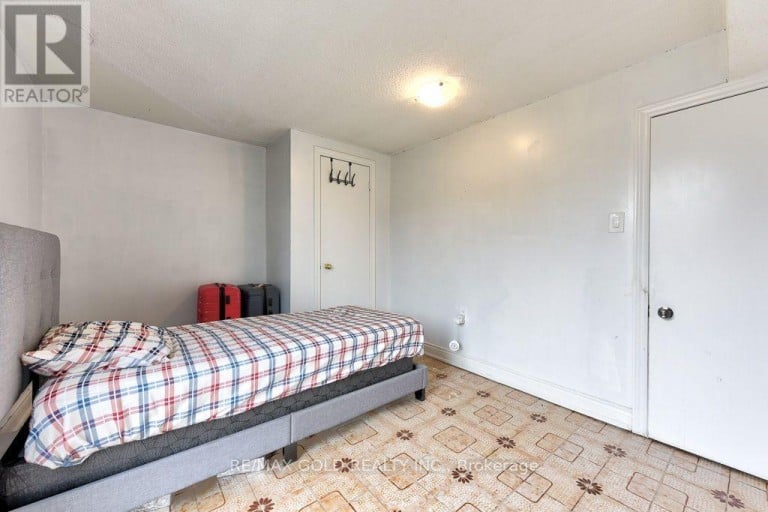 22 KITTIWAKE AVENUE, Toronto (West Humber-Clairville), Ontario, M9V4P6