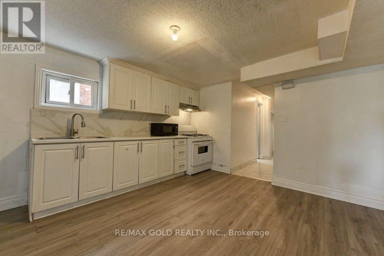 22 KITTIWAKE AVENUE, Toronto (West Humber-Clairville), Ontario, M9V4P6