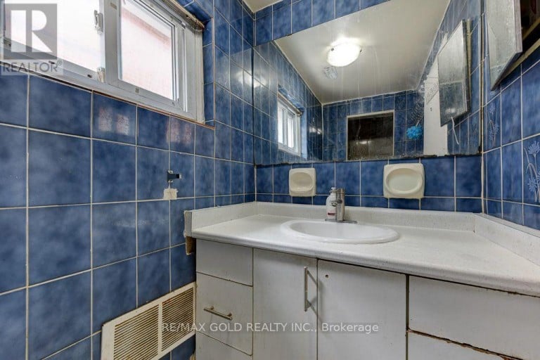 22 KITTIWAKE AVENUE, Toronto (West Humber-Clairville), Ontario, M9V4P6
