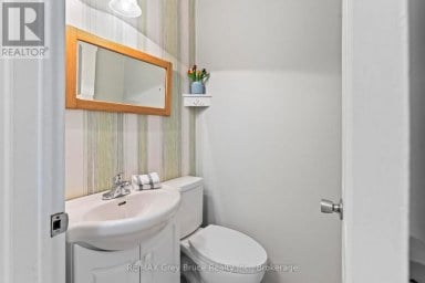 112 MARY AVENUE Georgian Bluffs Ontario photo 12