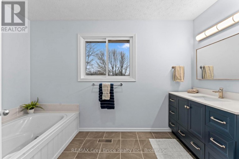 112 MARY AVENUE, Georgian Bluffs, Ontario, N4K5N5