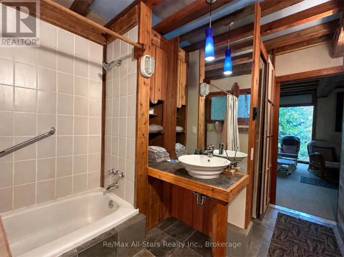 1005 MCARTHUR POINT ROAD, Lake of Bays (Ridout), Ontario, P0B1A0