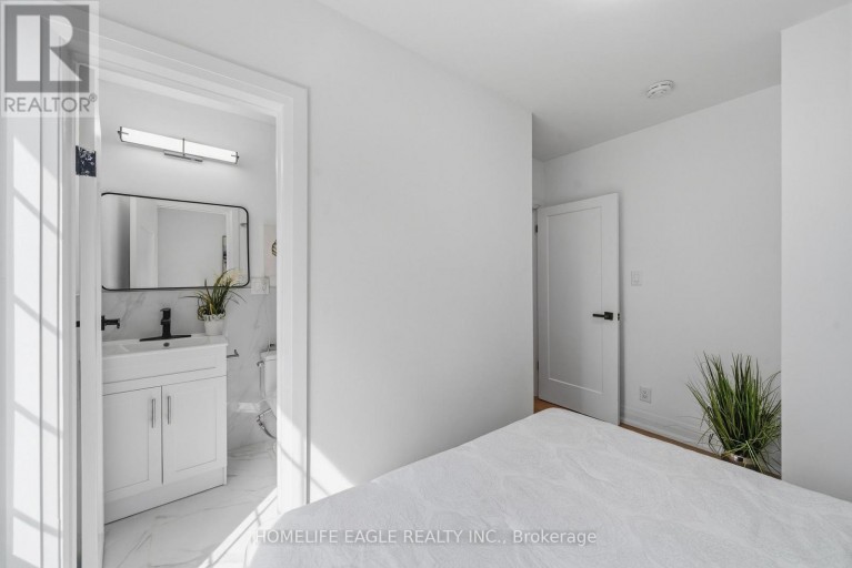 3 BLUEWATER AVENUE, Toronto (Birchcliffe-Cliffside), Ontario, M1N1K3