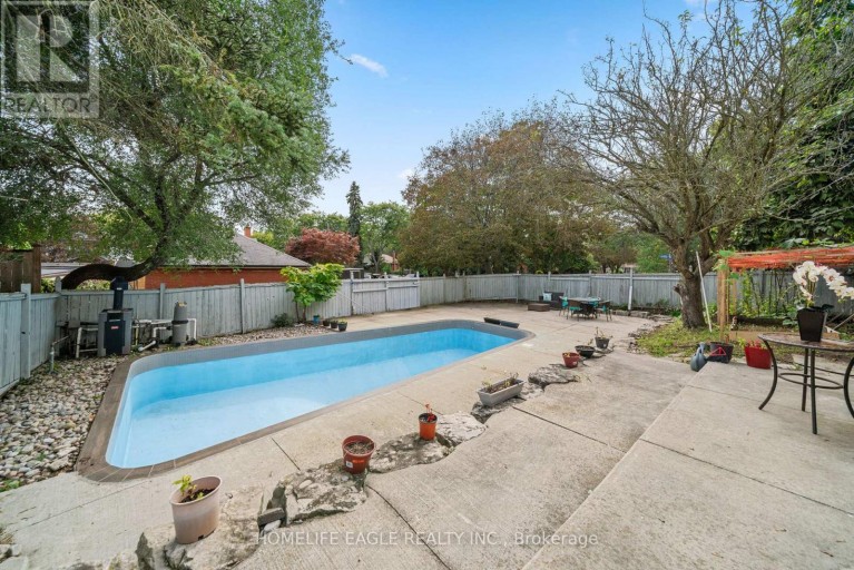 3 BLUEWATER AVENUE, Toronto (Birchcliffe-Cliffside), Ontario, M1N1K3