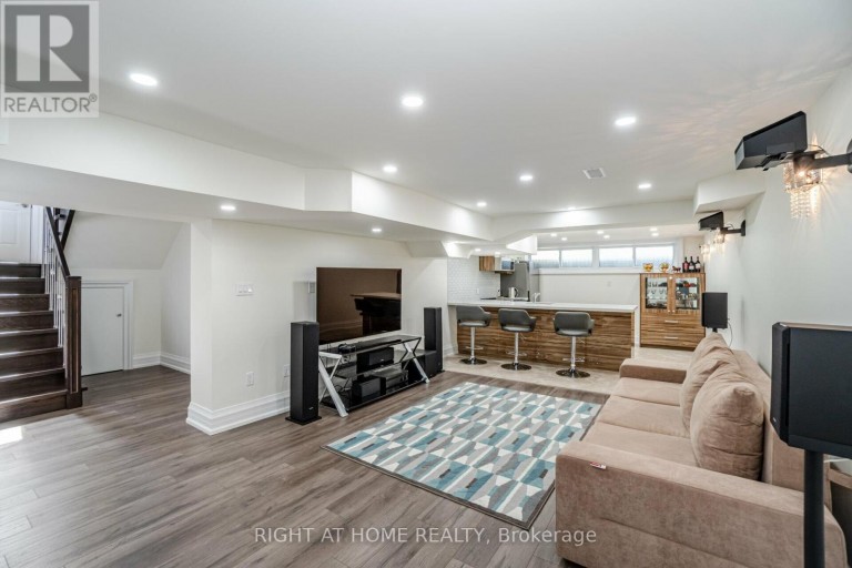 35 BURNELM DRIVE, Toronto (Islington-City Centre West), Ontario, M9B4N2