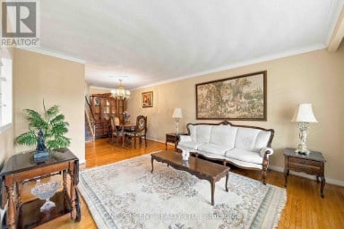 37 WILMONT DRIVE Toronto (Black Creek) Ontario photo 4