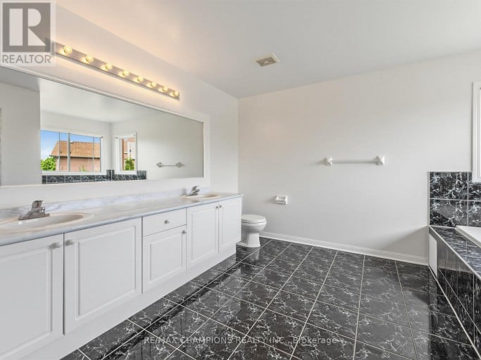 1 CLUSTER OAK PLACE, Brampton (Sandringham-Wellington), Ontario, L6R1V2