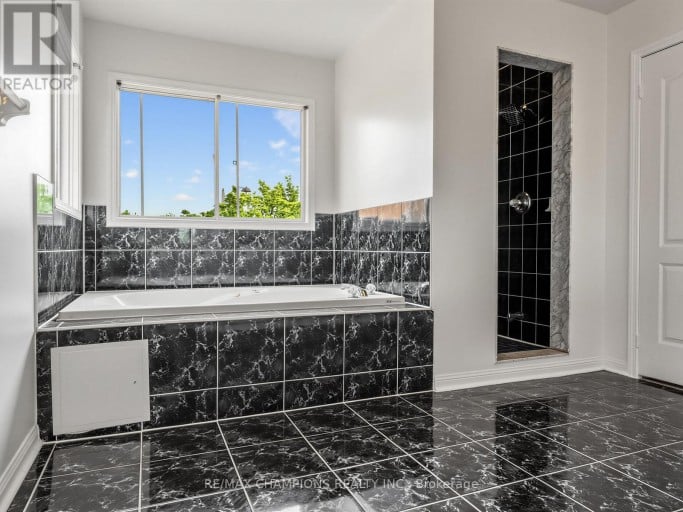 1 CLUSTER OAK PLACE, Brampton (Sandringham-Wellington), Ontario, L6R1V2