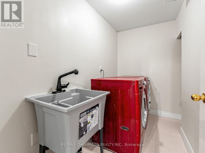 1 CLUSTER OAK PLACE, Brampton (Sandringham-Wellington), Ontario, L6R1V2