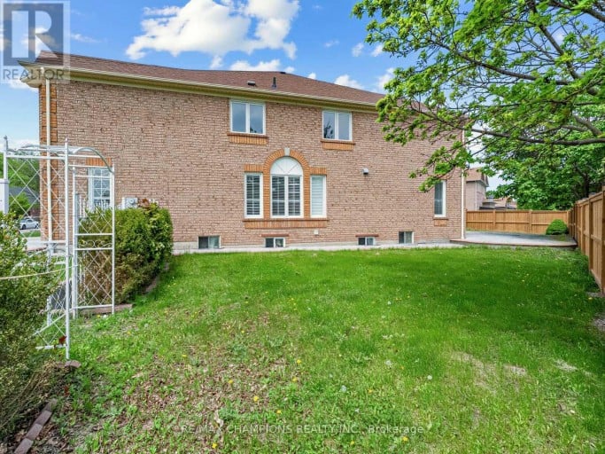 1 CLUSTER OAK PLACE, Brampton (Sandringham-Wellington), Ontario, L6R1V2
