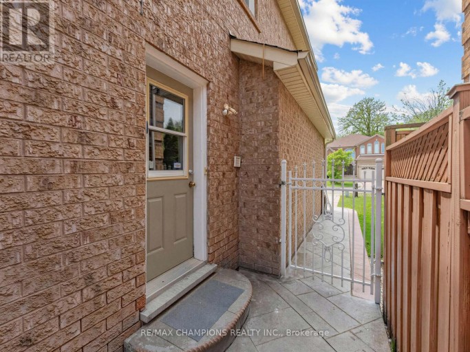1 CLUSTER OAK PLACE, Brampton (Sandringham-Wellington), Ontario, L6R1V2