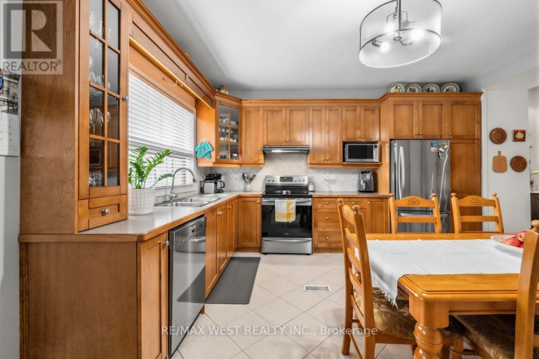 66 BRISTOL AVENUE, Toronto (Dovercourt-Wallace Emerson-Junction), Ontario, M6H3J9